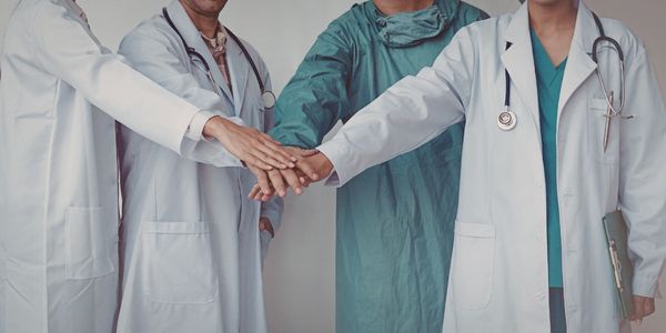 Erkek Sağlık Personeli İçin En İyi Medikal Kıyafet Modelleri